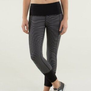 Lululemon Runday Crop Parallel Stripe Black White / Black in Size 6